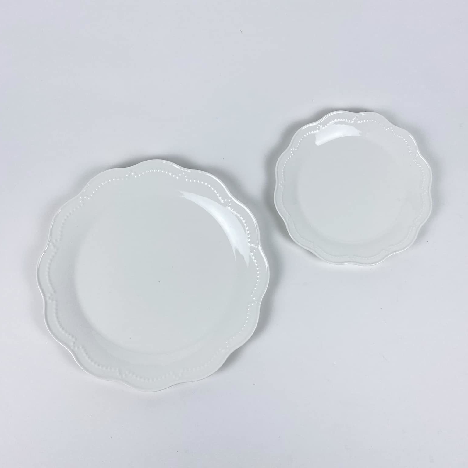 Тарілка обідня біла фігурний край з рельєфом PP-130