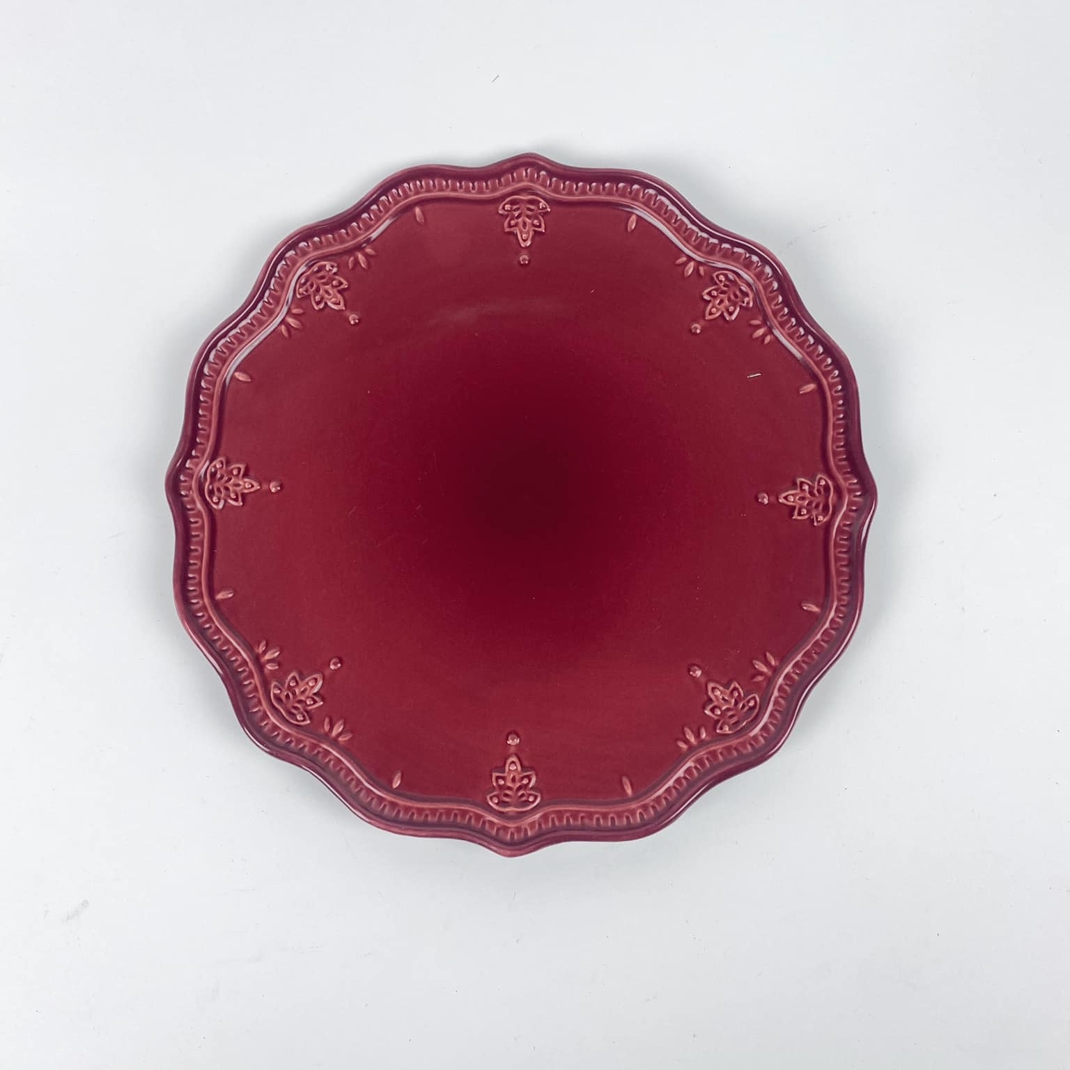 Тарілка з рельєфним фігурним краєм бордо PP-135