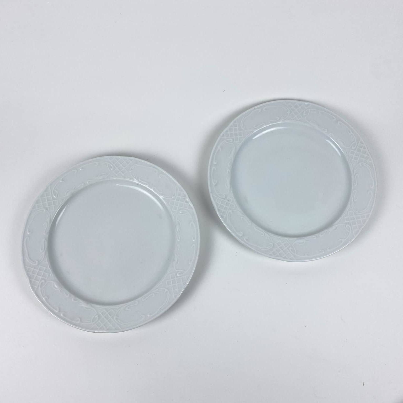 Тарілка обідня біла рельєфний декор PP-137