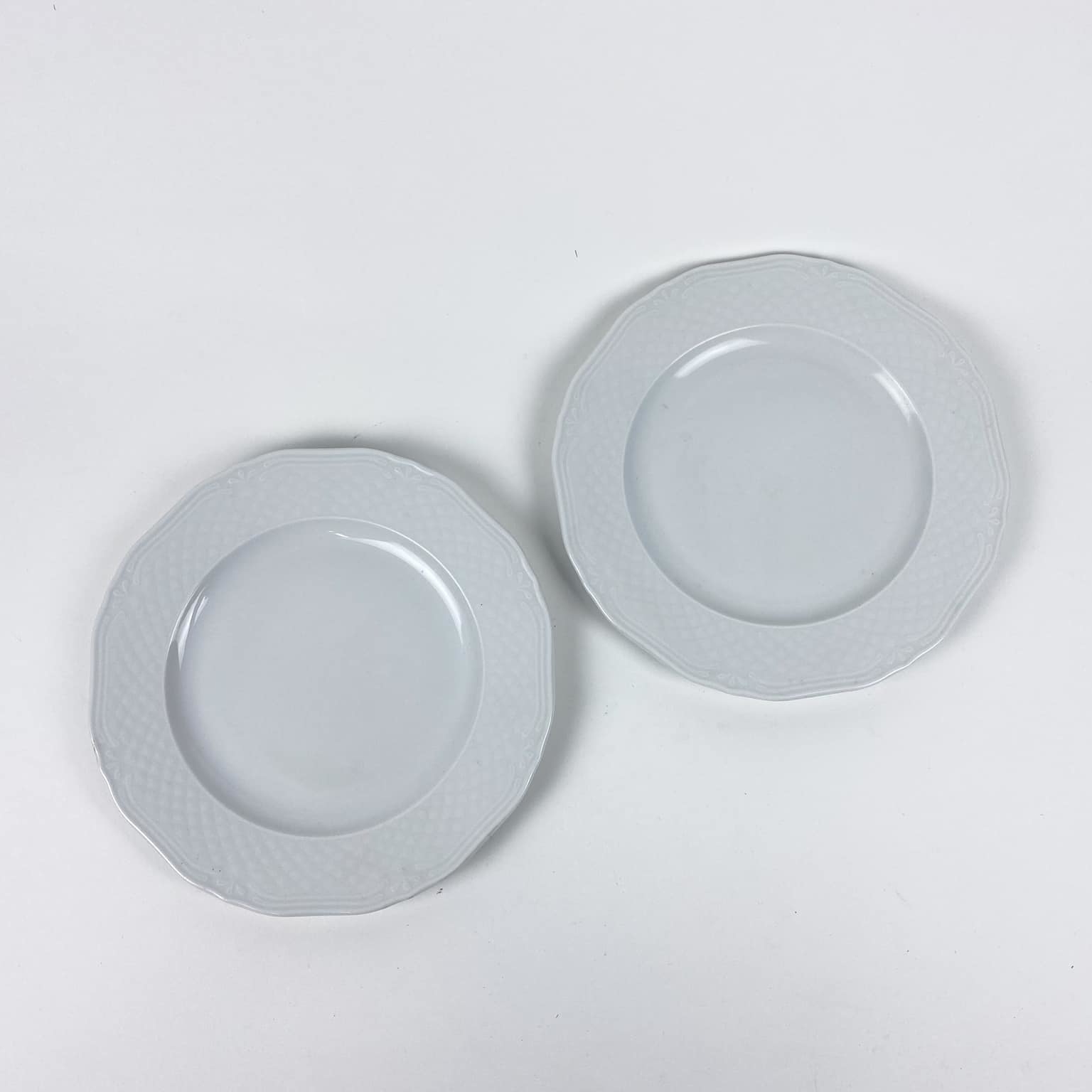 Тарілка обідня біла рельєфний декор PP-138