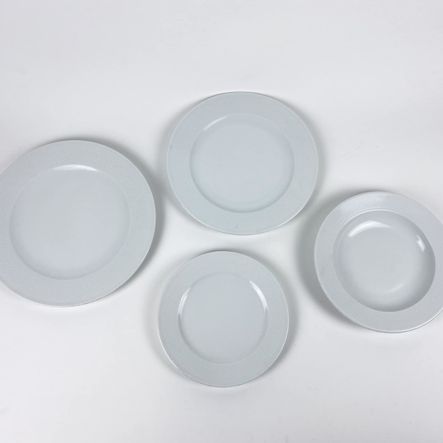 Тарілка обідня/супова біла рельєфний край PP-140