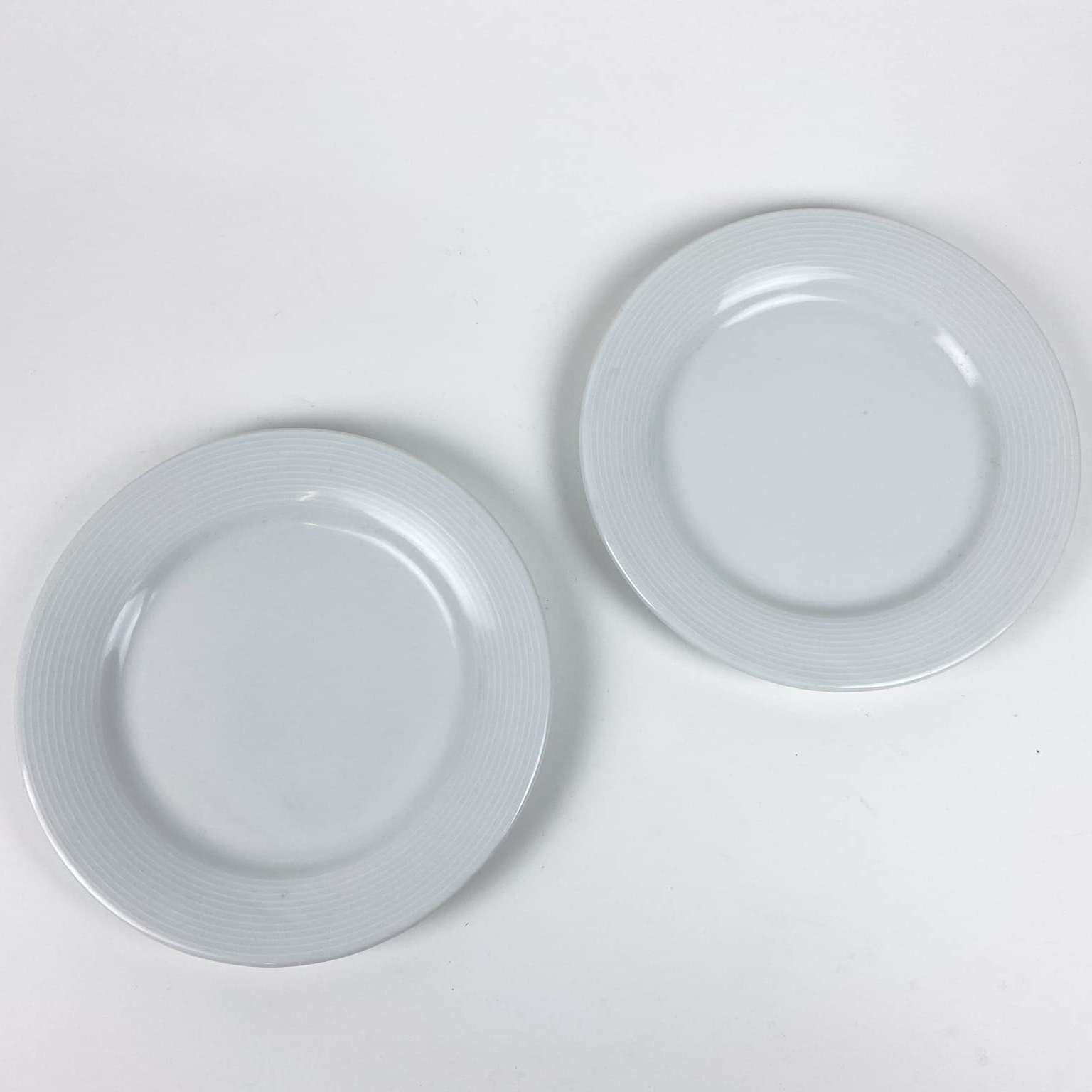 Тарілка обідня біла рельєфний декор PP-141