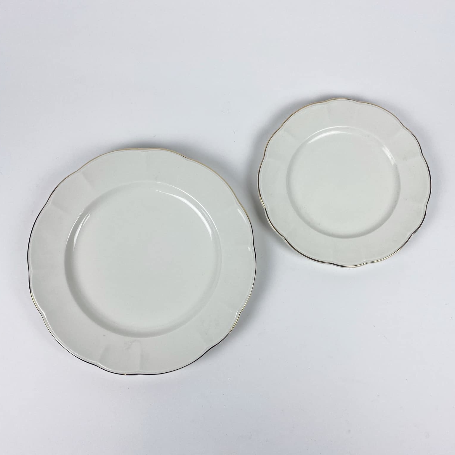 Тарілка обідня біла фігурний край золотий обідок PP-143