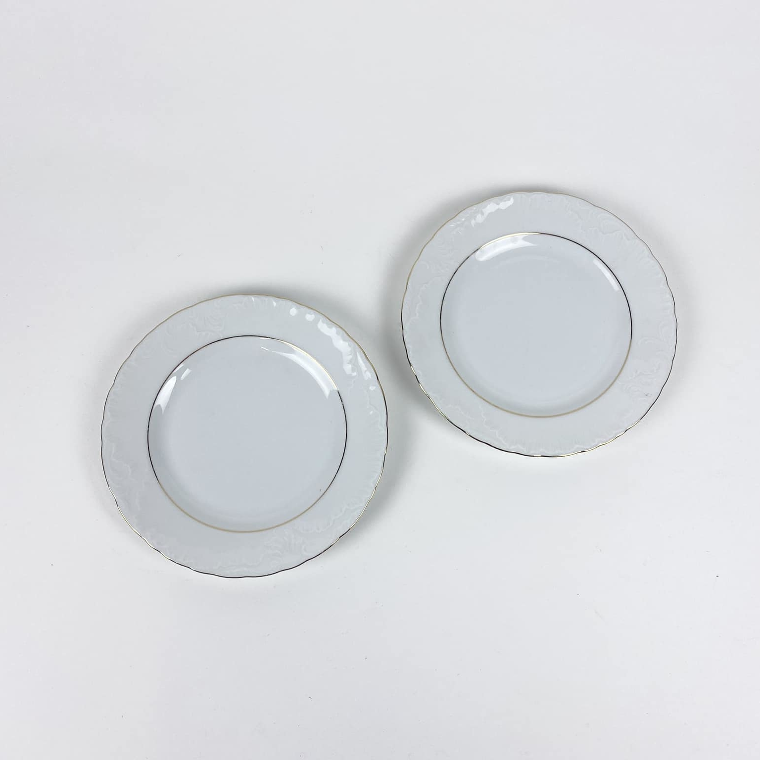 Тарілка обідня біла фігурний край золотий обідок PP-144