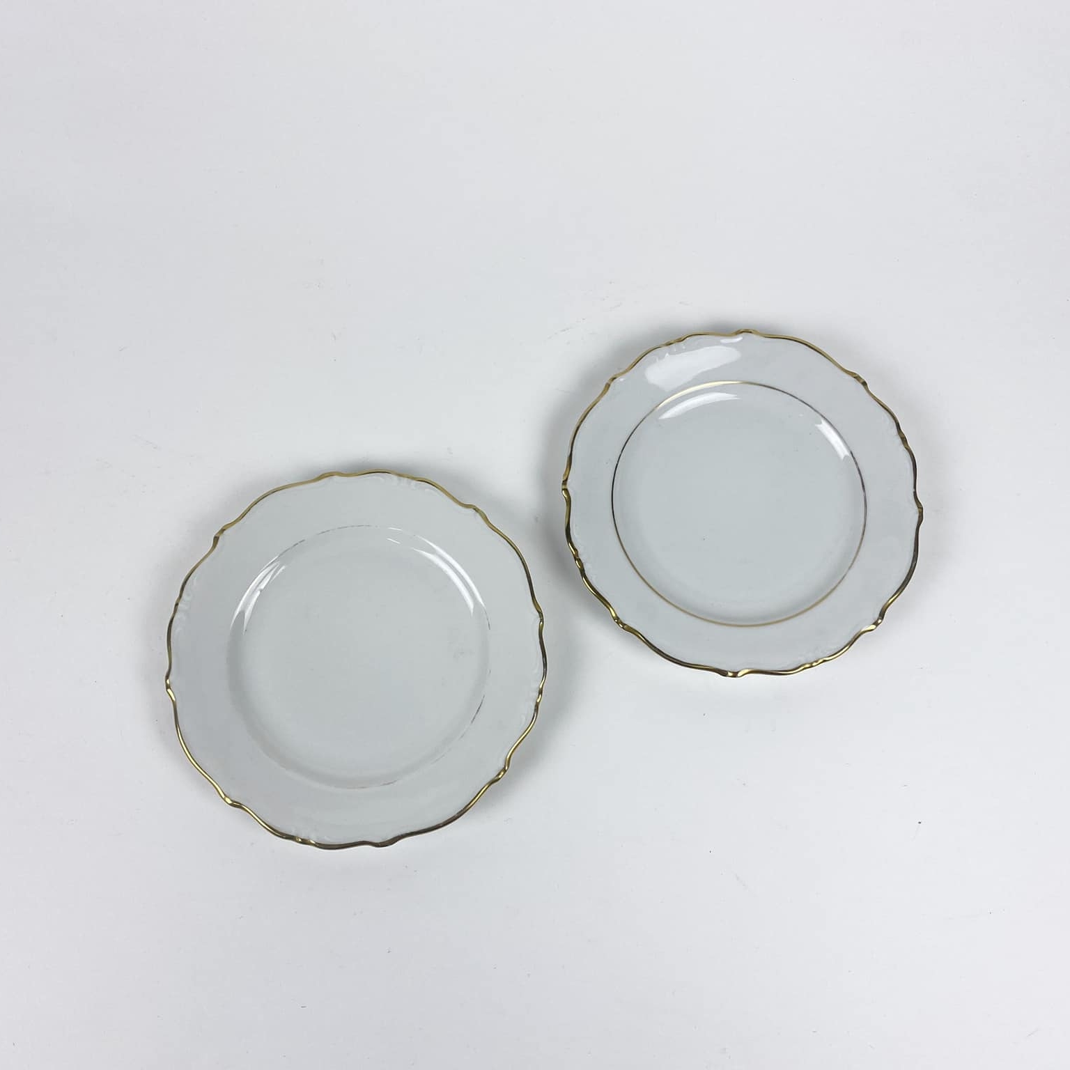 Тарілка обідня біла фігурний край золотий обідок PP-145