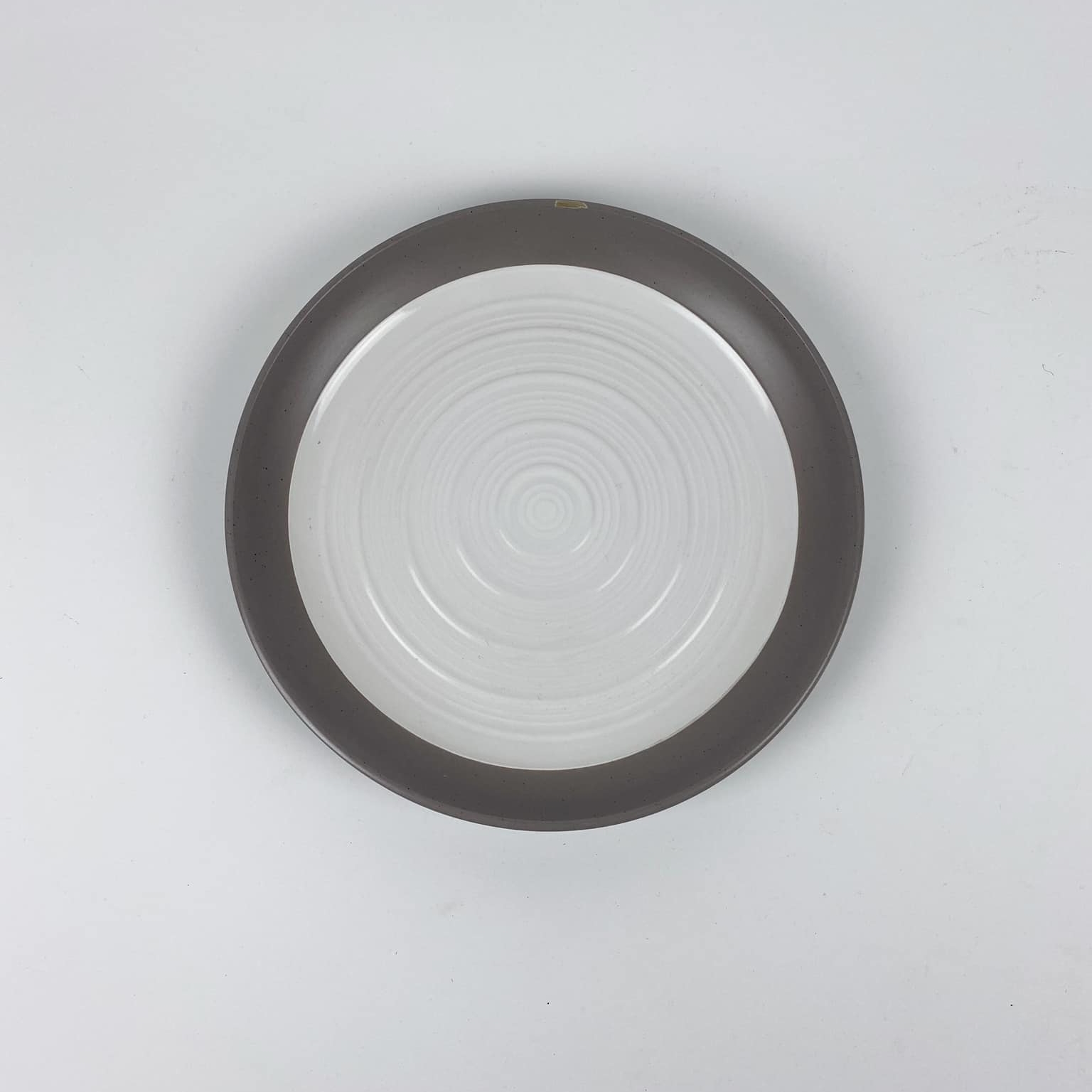 Тарілка обідня Кола біло-сіра рельєф PP-163