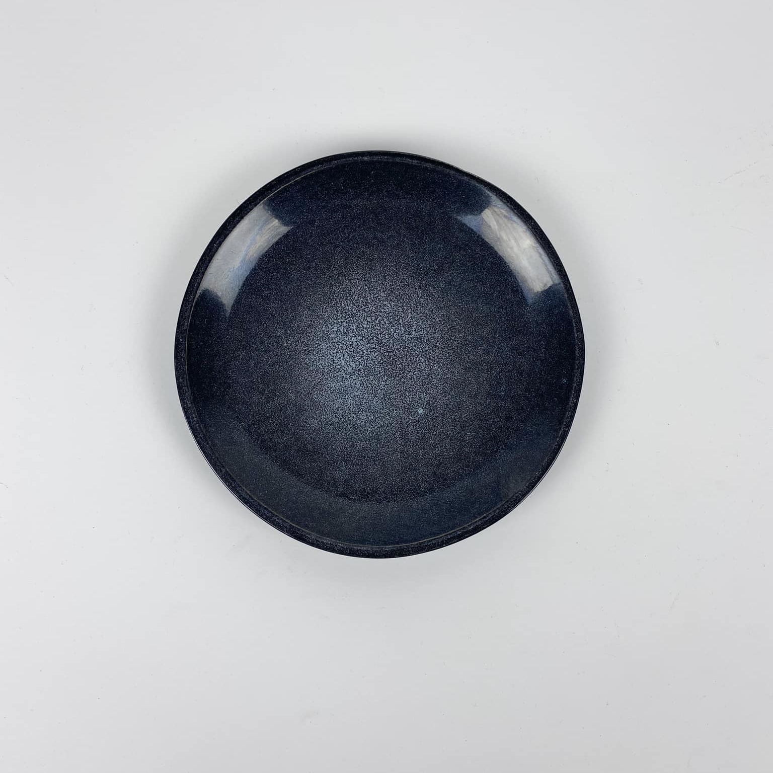 Тарілка обідня чорна з білими крапками PP-164