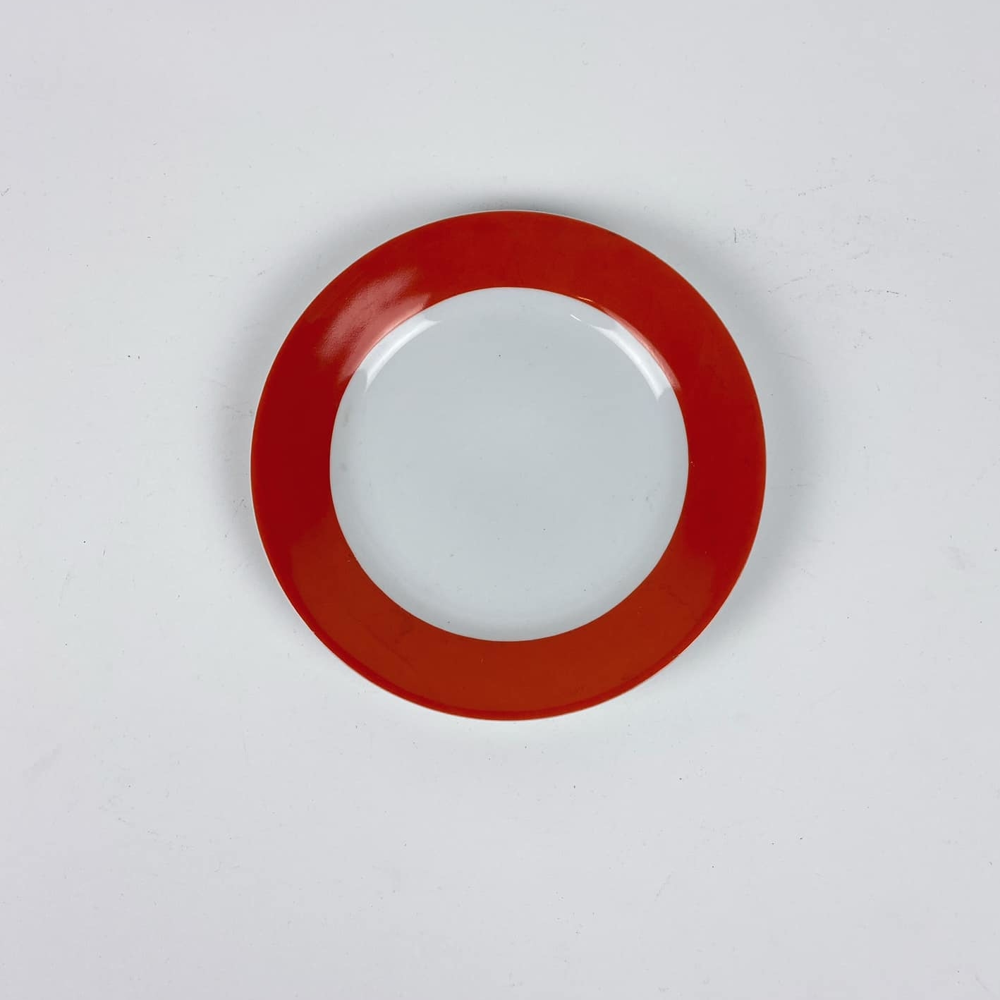 Тарілка обідня широкий червоний обідок PP-095