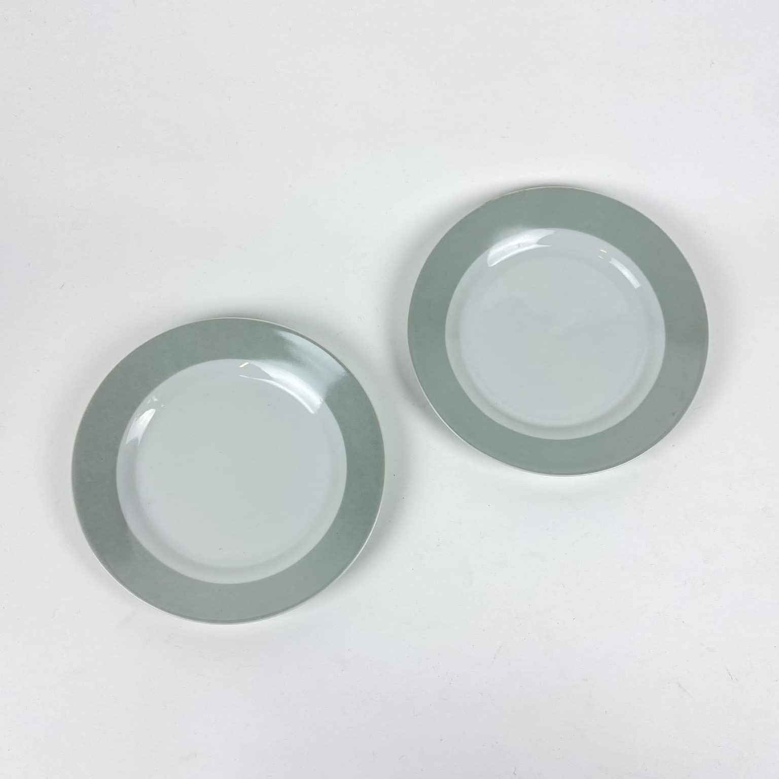 Тарілка обідня св-сірий широкий обідок PP-189