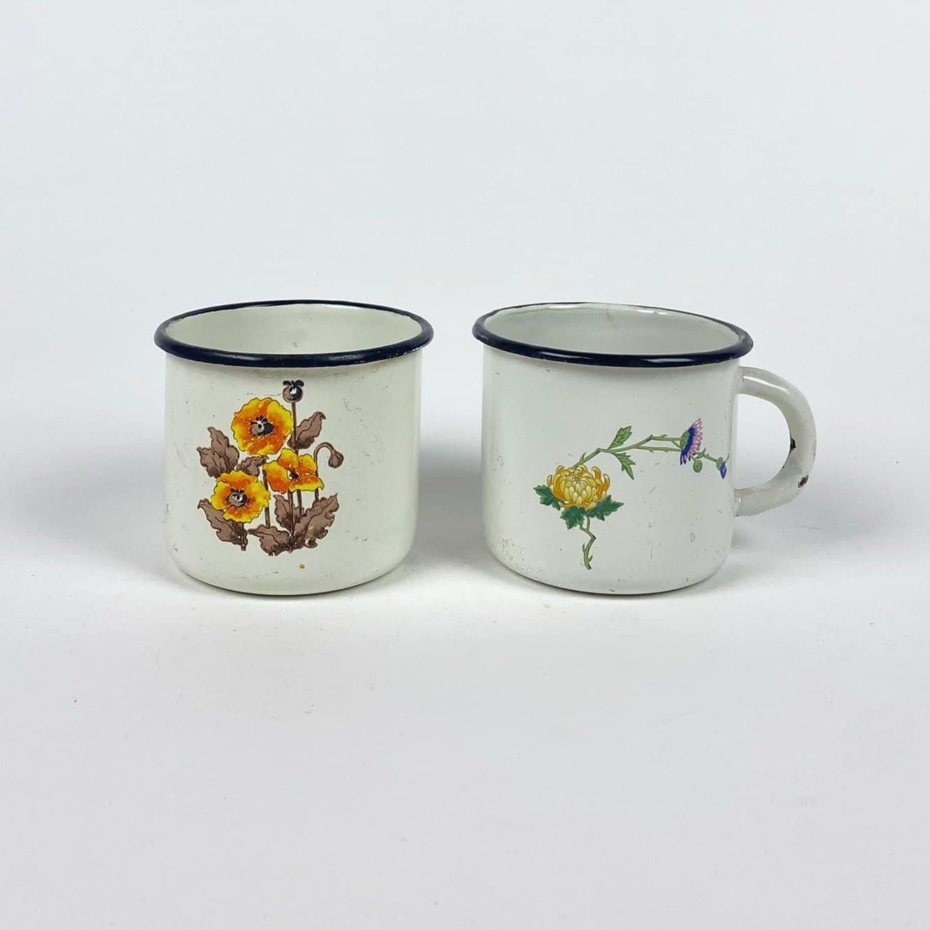 Чашка-кружка біла з квітами метал/емаль TE-147