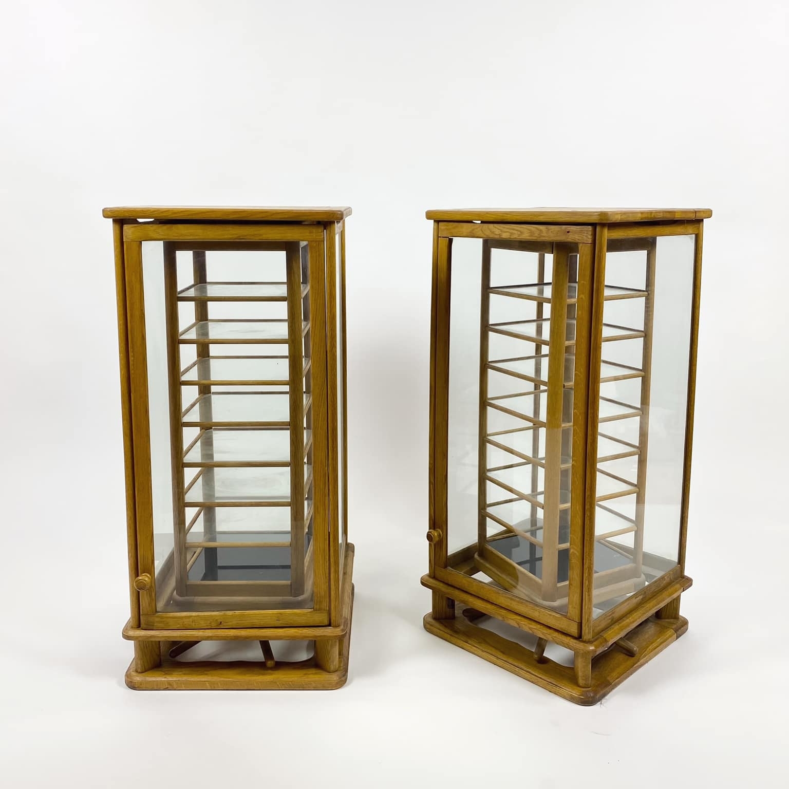 Шафка-вітрина обертова дерево/скло SF-034