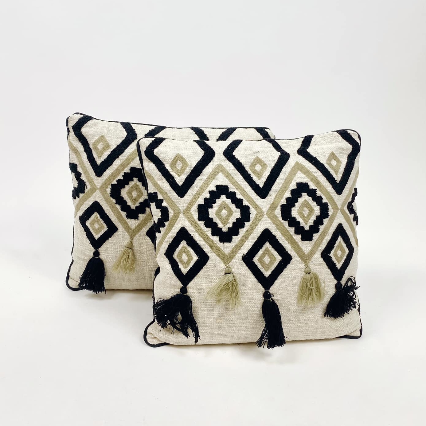 Подушка декоративна ромби чорний/беж з китицями PW-393