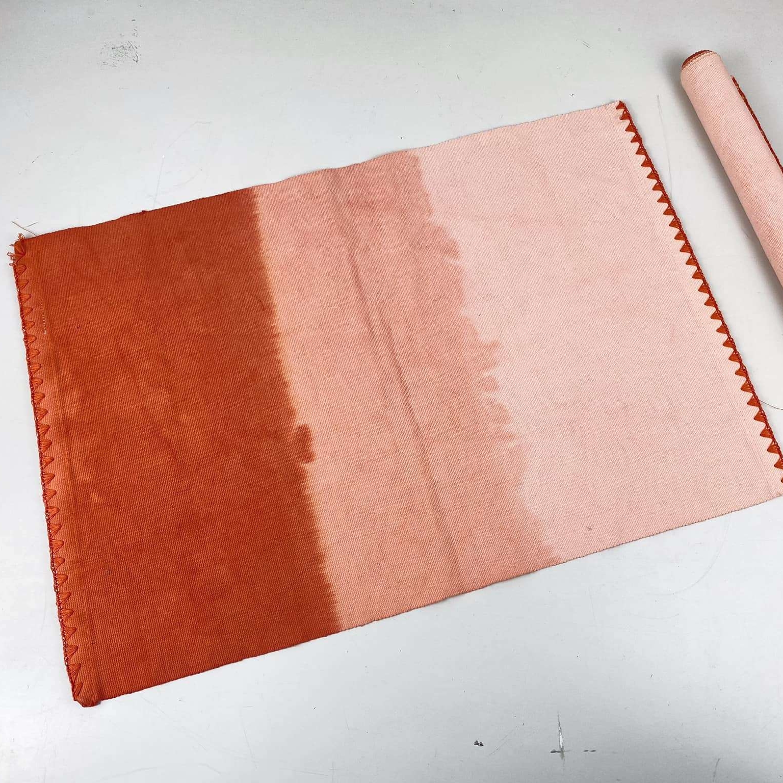 Підкладка для сервіровки з ефектом омбре червоно-рожевий текстиль TT-118