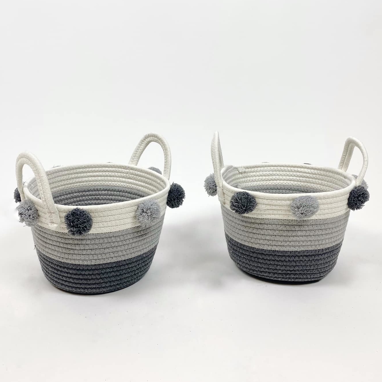 Кошик в'язаний з ручками та помпонами ч/б BA-147