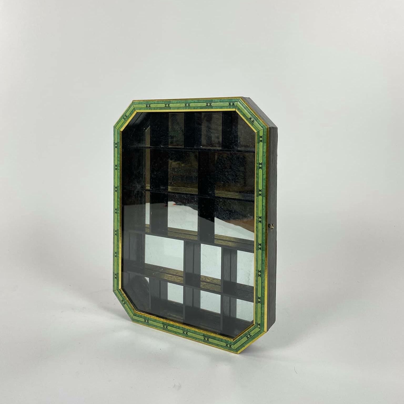 Вітрина для мініатюр чорно-зелена дерево/скло вінтаж SF-040
