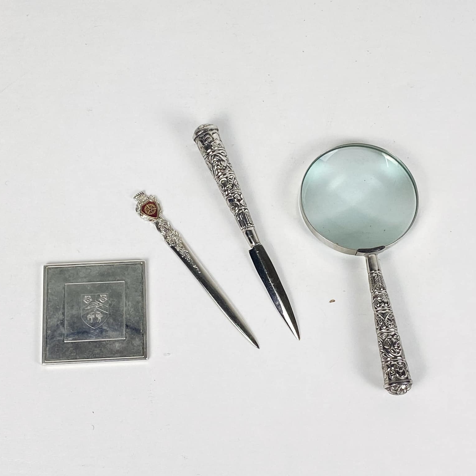 Набір канцелярський лупа/ніж/підставка білий метал