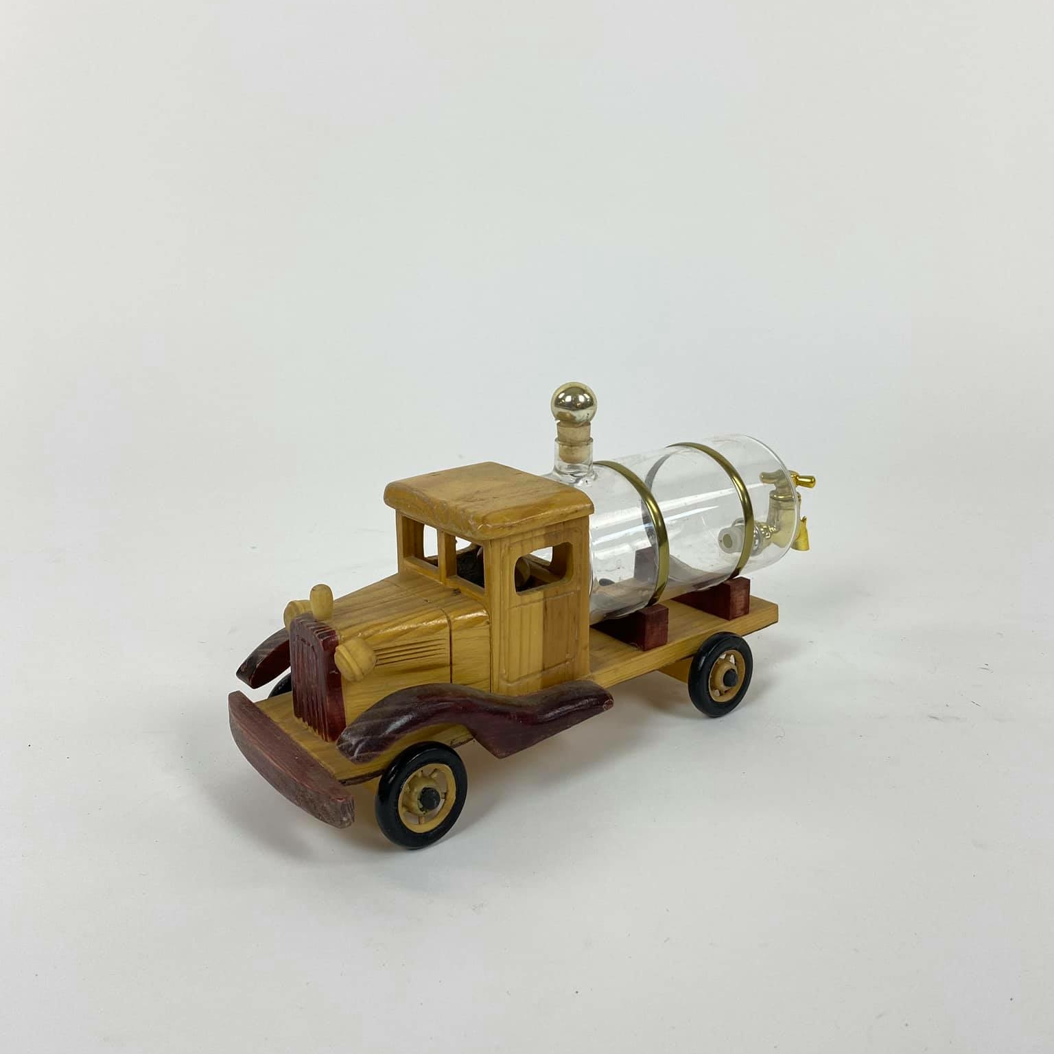 Пляшка з дозатором на підставці-вантажівці BB-061