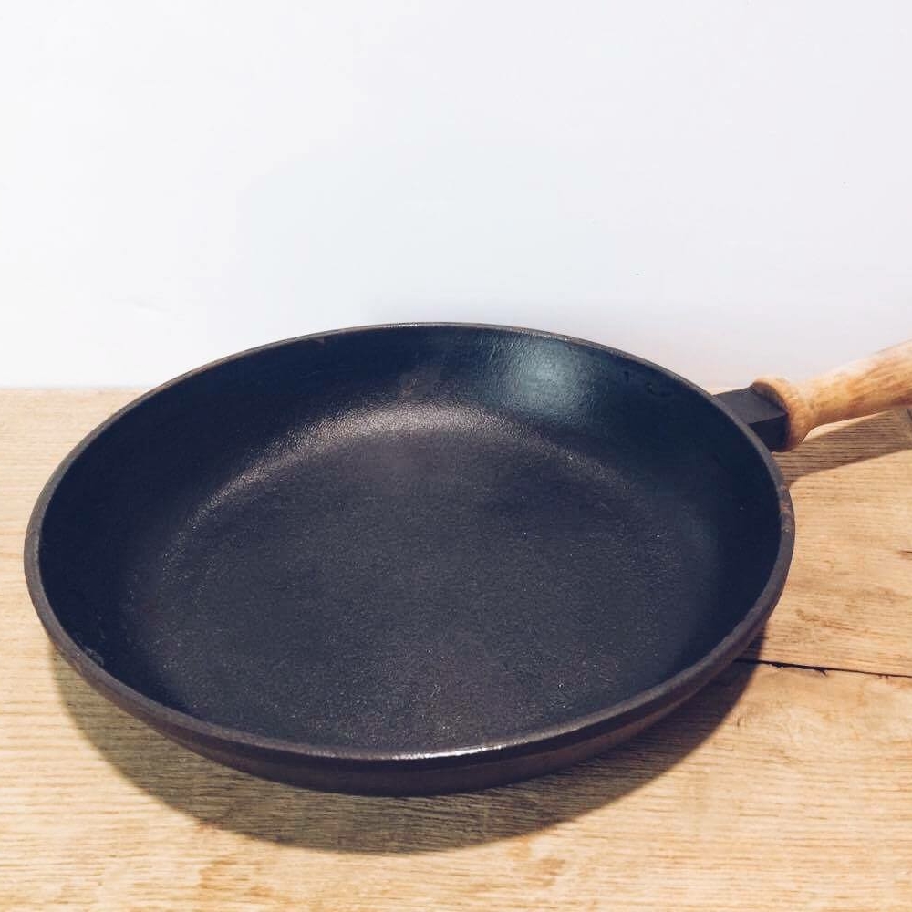 Сковорідка чавунна з ручкою KH-217