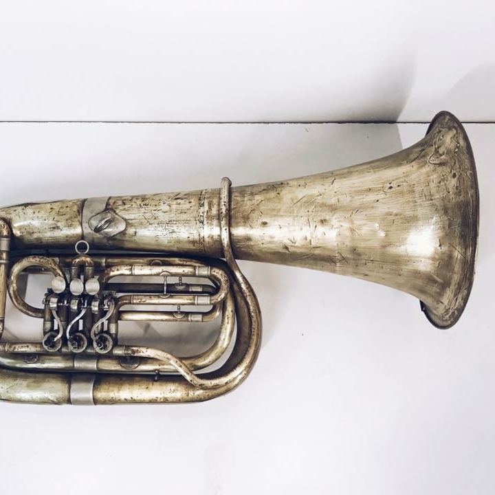 Туба вінтаж