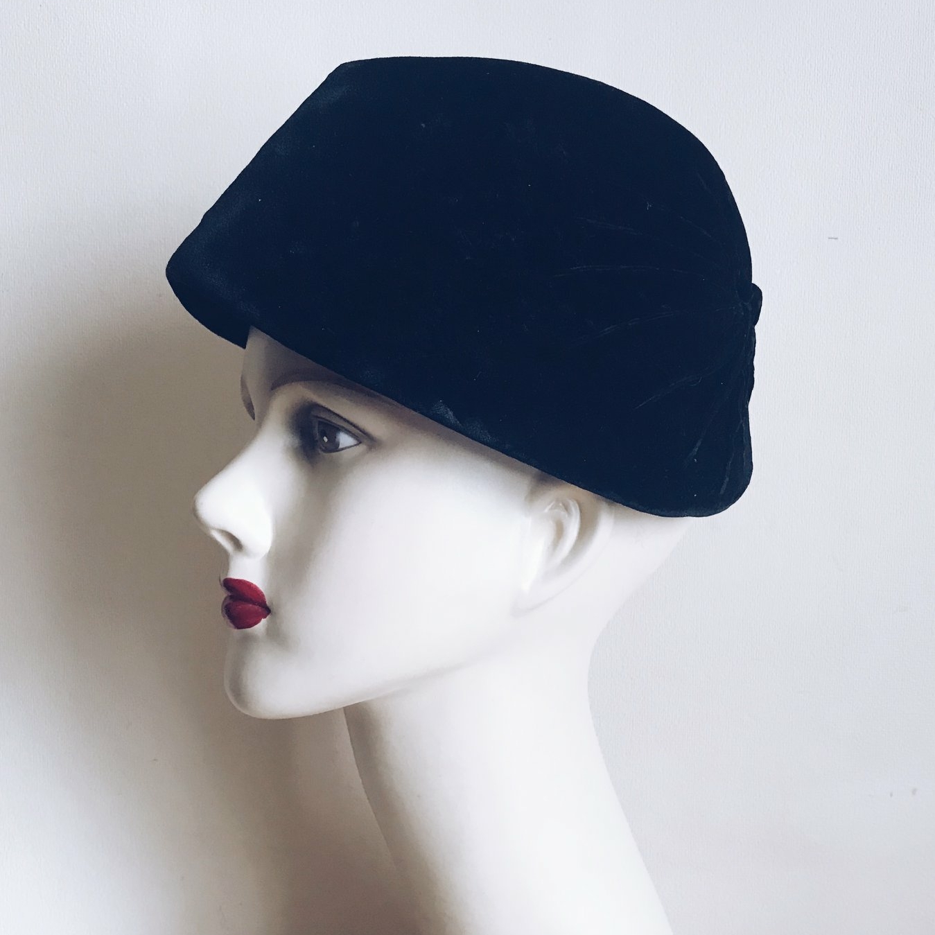 Капелюшок 1950х років чорний велюр вінтаж асиметричний
