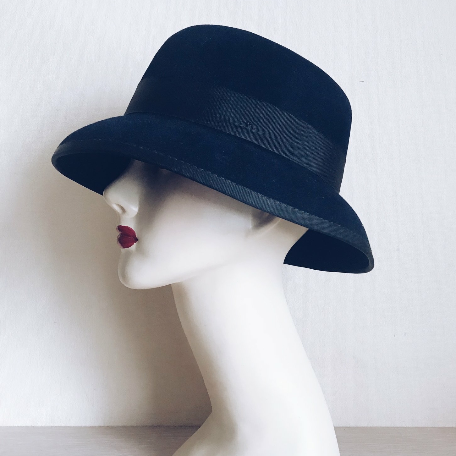 Капелюшок вінтаж чорний фетр опущені поля