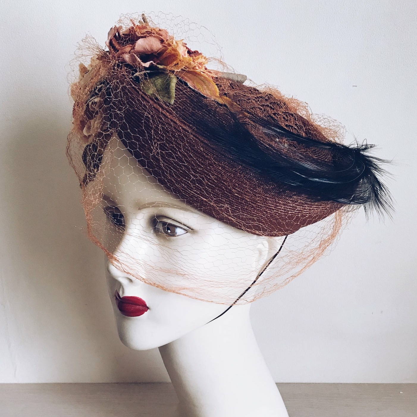 Капелюшок 1930-40х теракота вуаль штучні квіти чорне перо