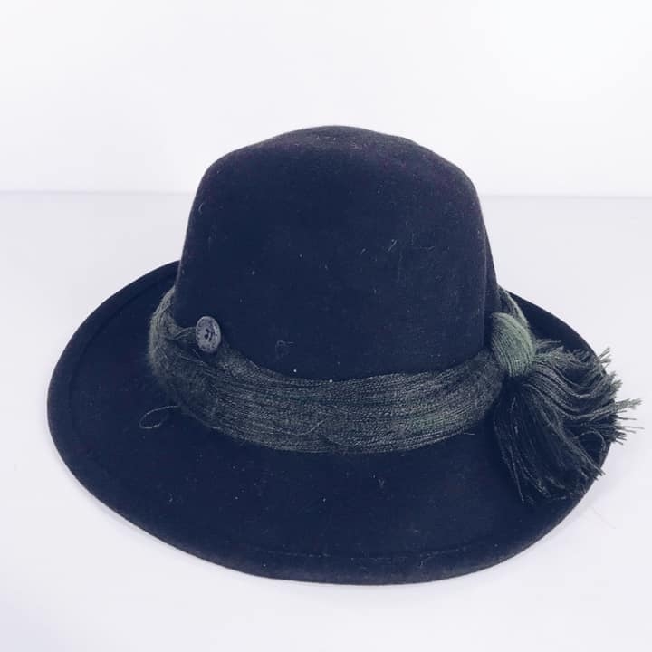 Капелюх чорний фетровий з гудзиками та пряжею