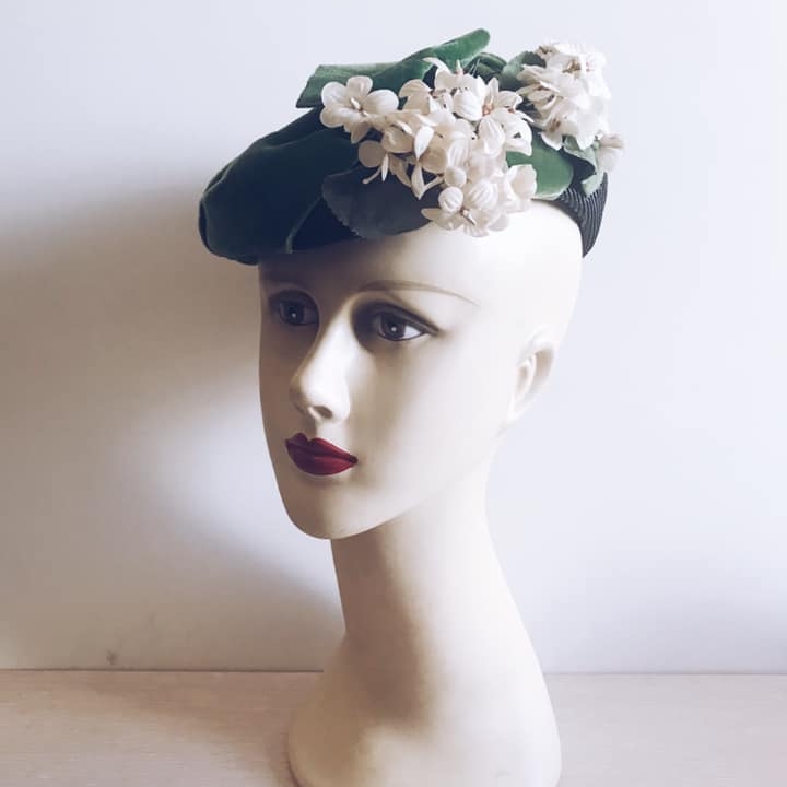 Капелюшок 1940-50х років з велюровим бантом та штучними квітами чорний/зелений/беж