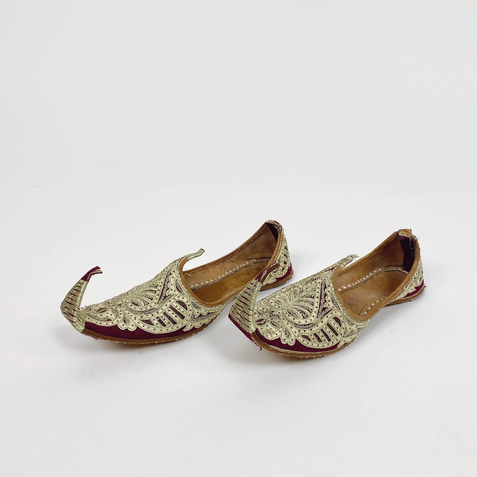 Туфлі східні з загнутими носами оксамит вишивка бордо/золото