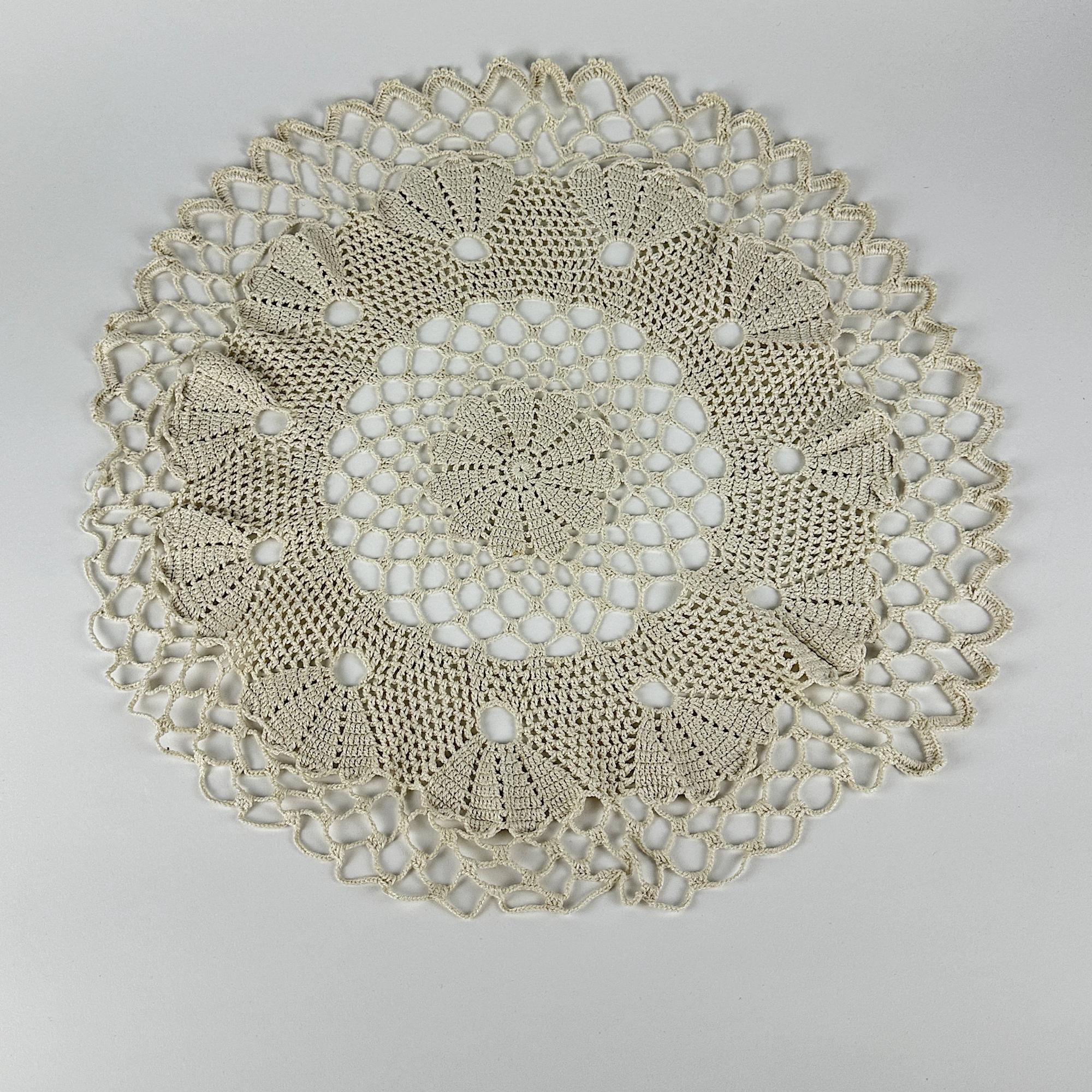 Серветка кругла беж плетена гачком TT-241