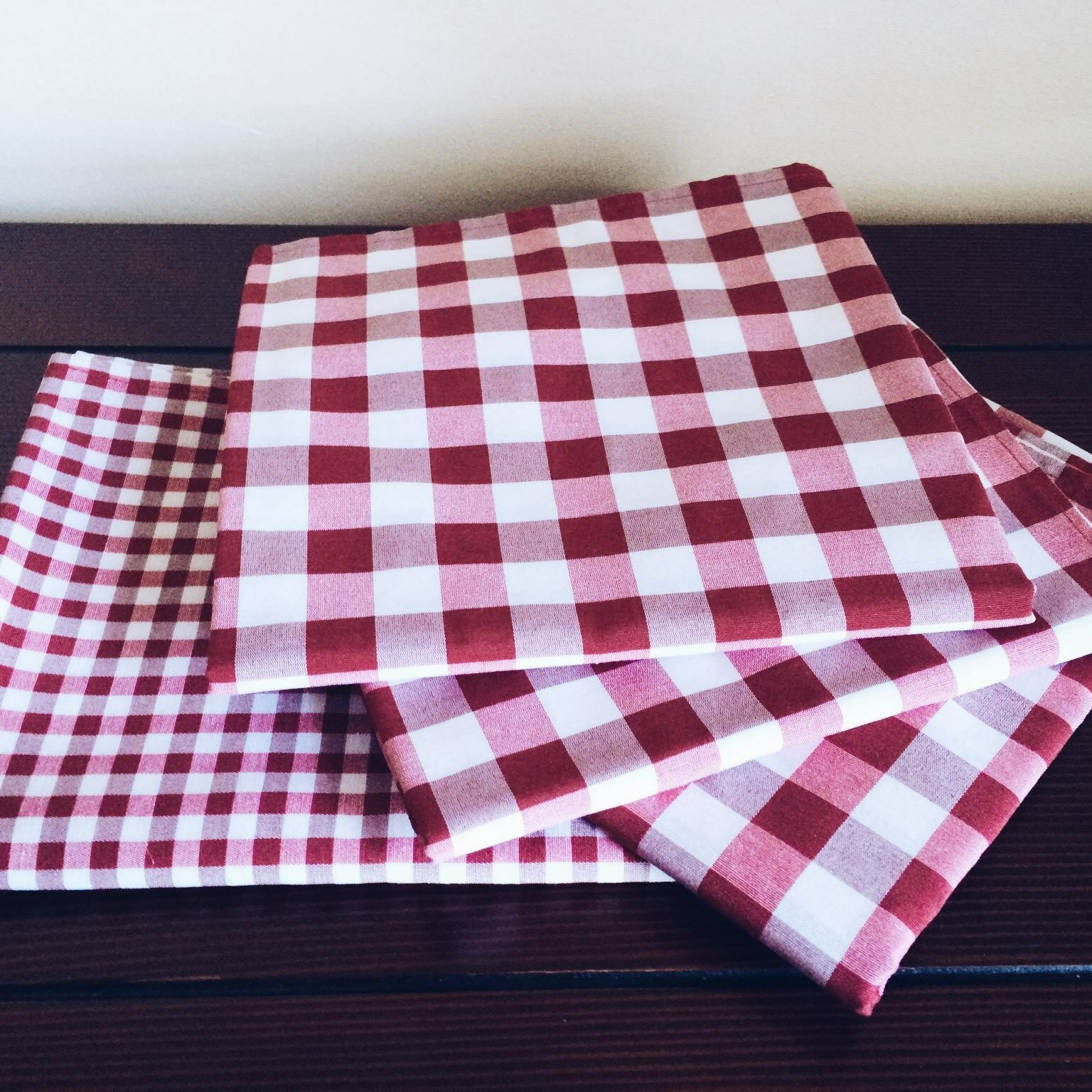 Скатертина/ранер червоно-біла клітинка TT-162