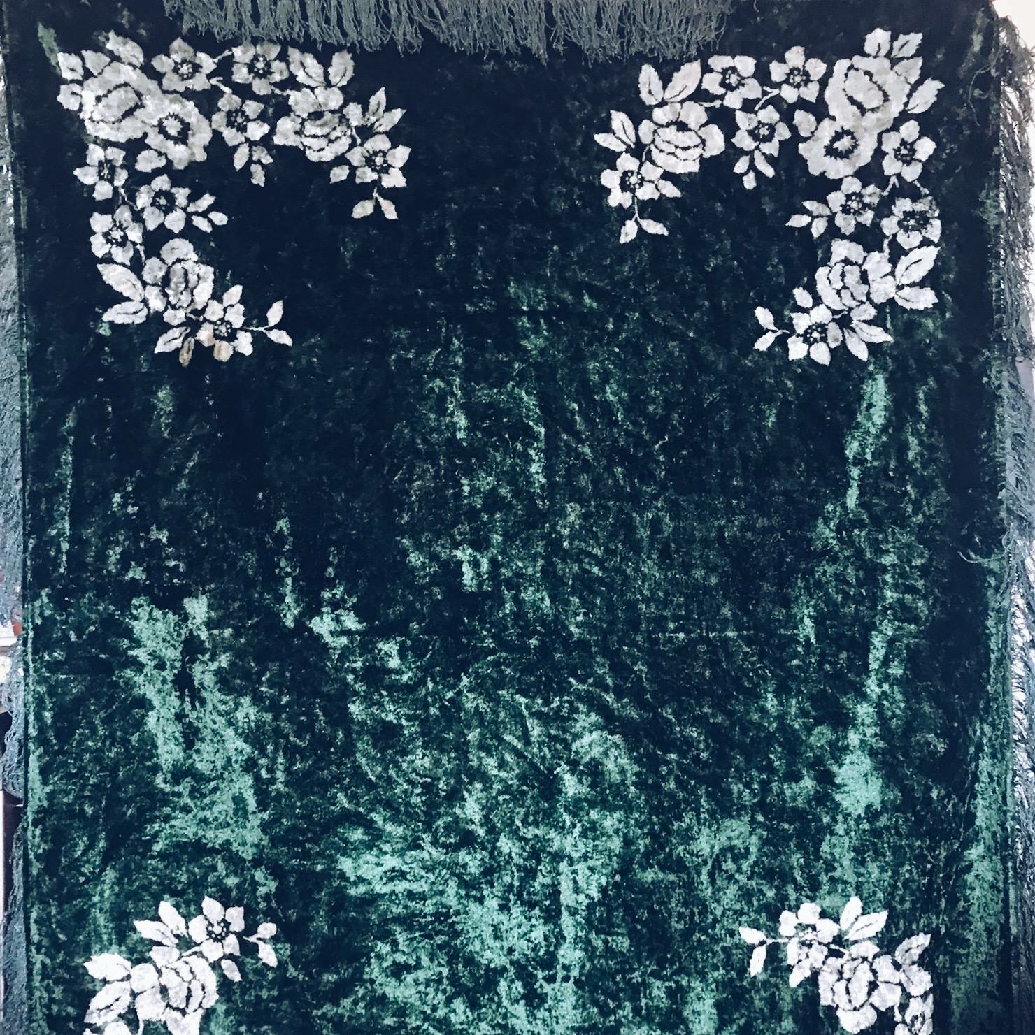 Скатертина плюш т-зелена з китицями білі квіти вінтаж TT-026