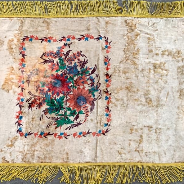 Скатертина плюш Квіти беж з жовтими китицями вінтаж TT-206