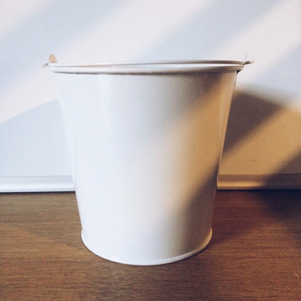 Відерце декоративне мале метал/емаль біле 1