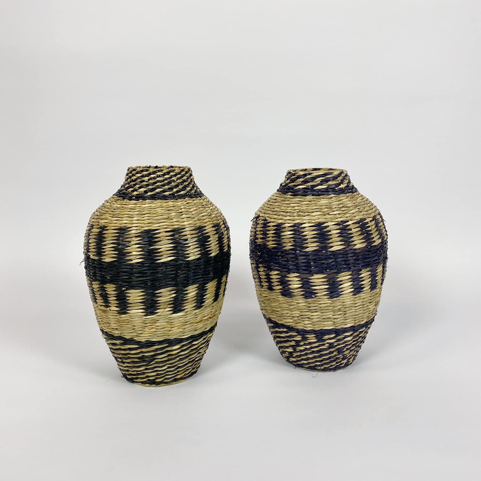 Ваза плетена орнамент пальмове листя чорний/натур VA-440