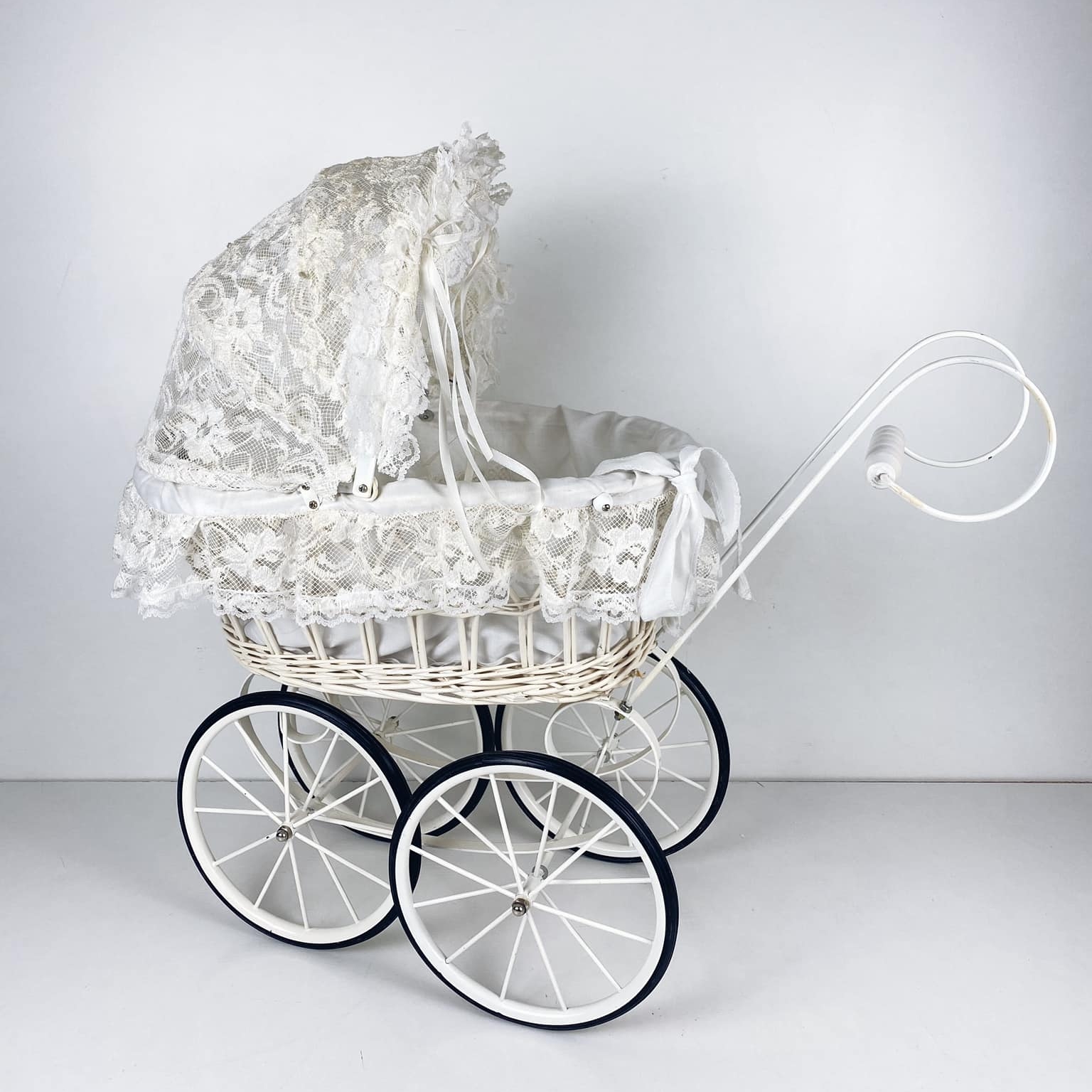 Коляска для ляльки плетена лоза/гіпюр/метал вінтаж 4