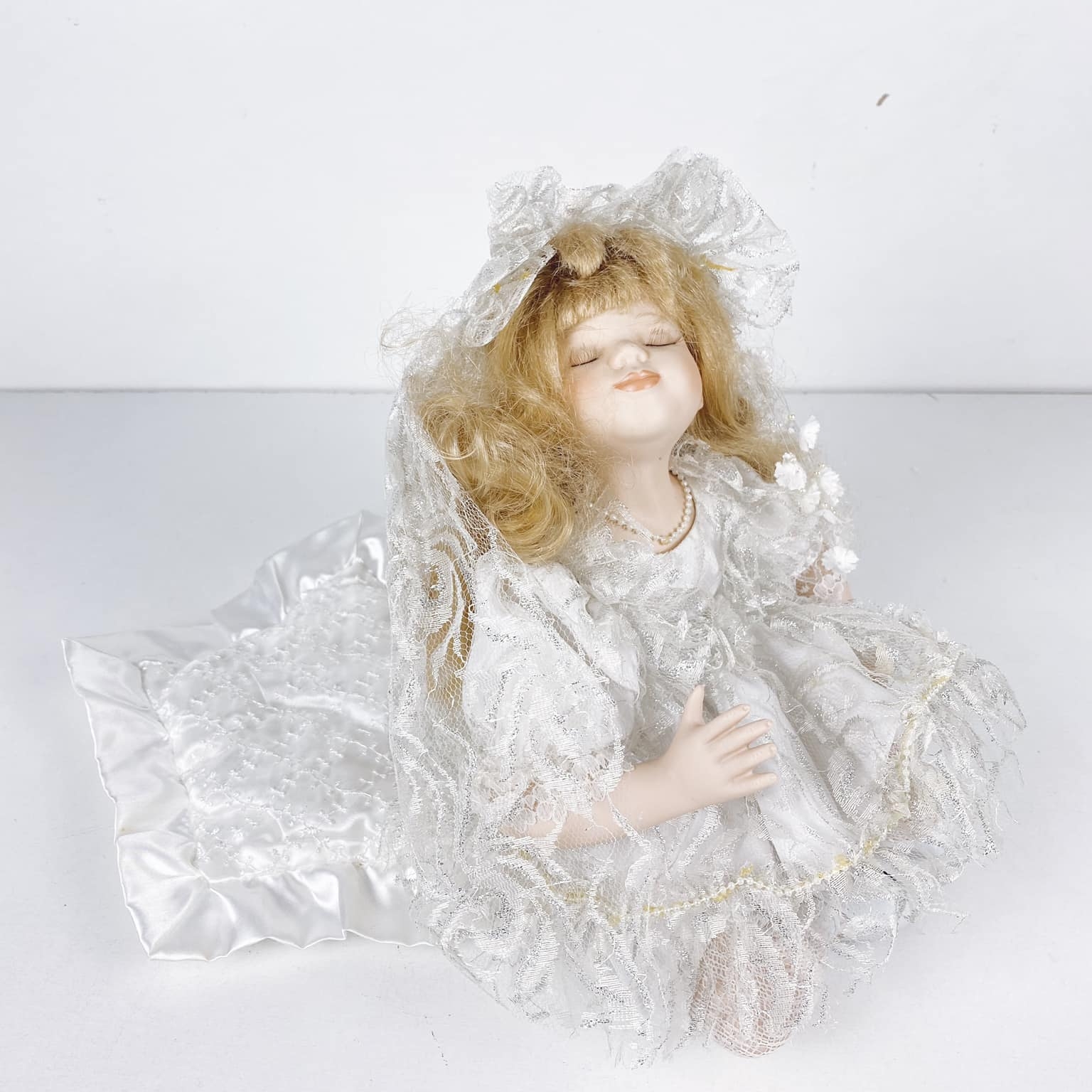 Лялька хаактерна в білій сукні вінтаж 17