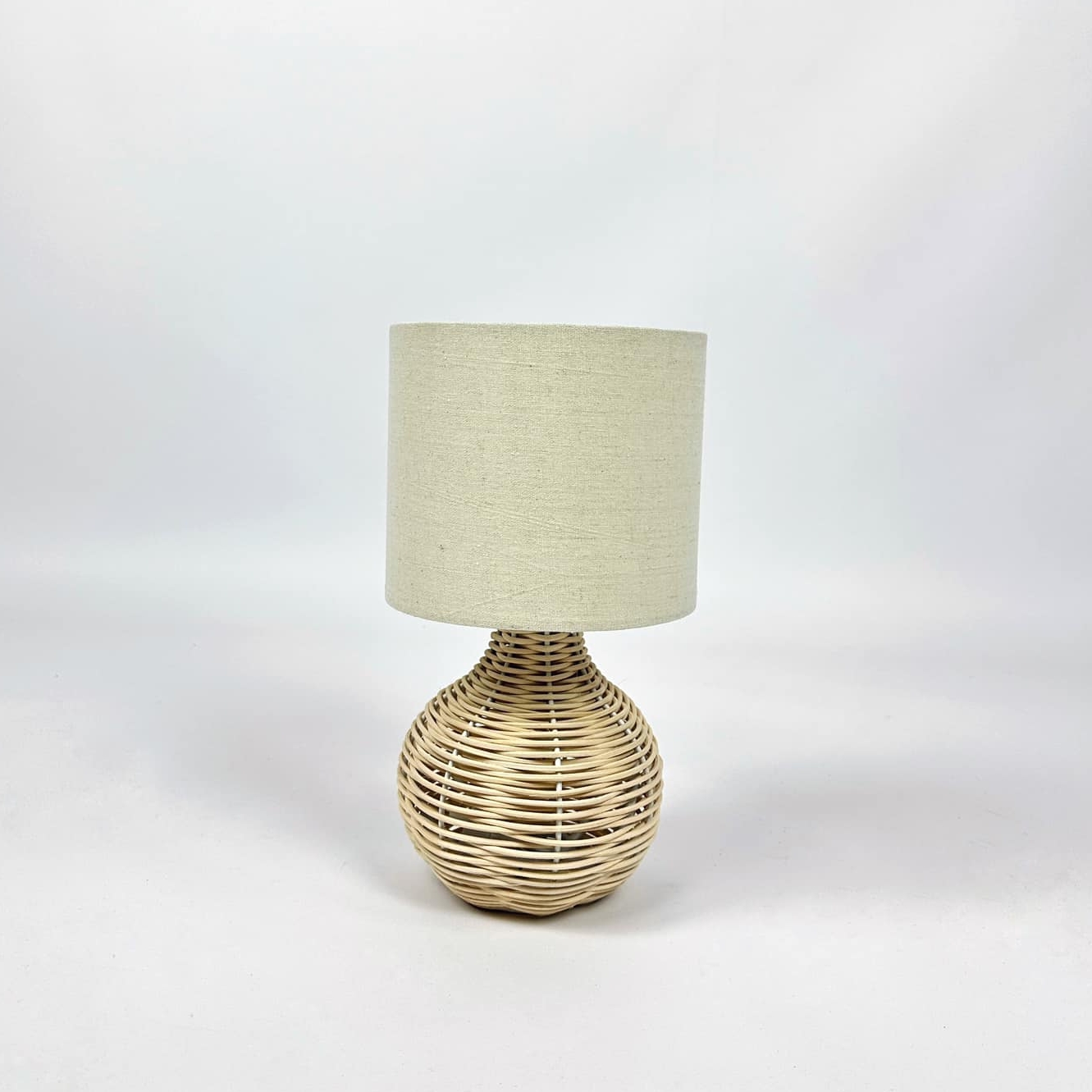 Лампа настільна беж основа плетена ротанг LT-267