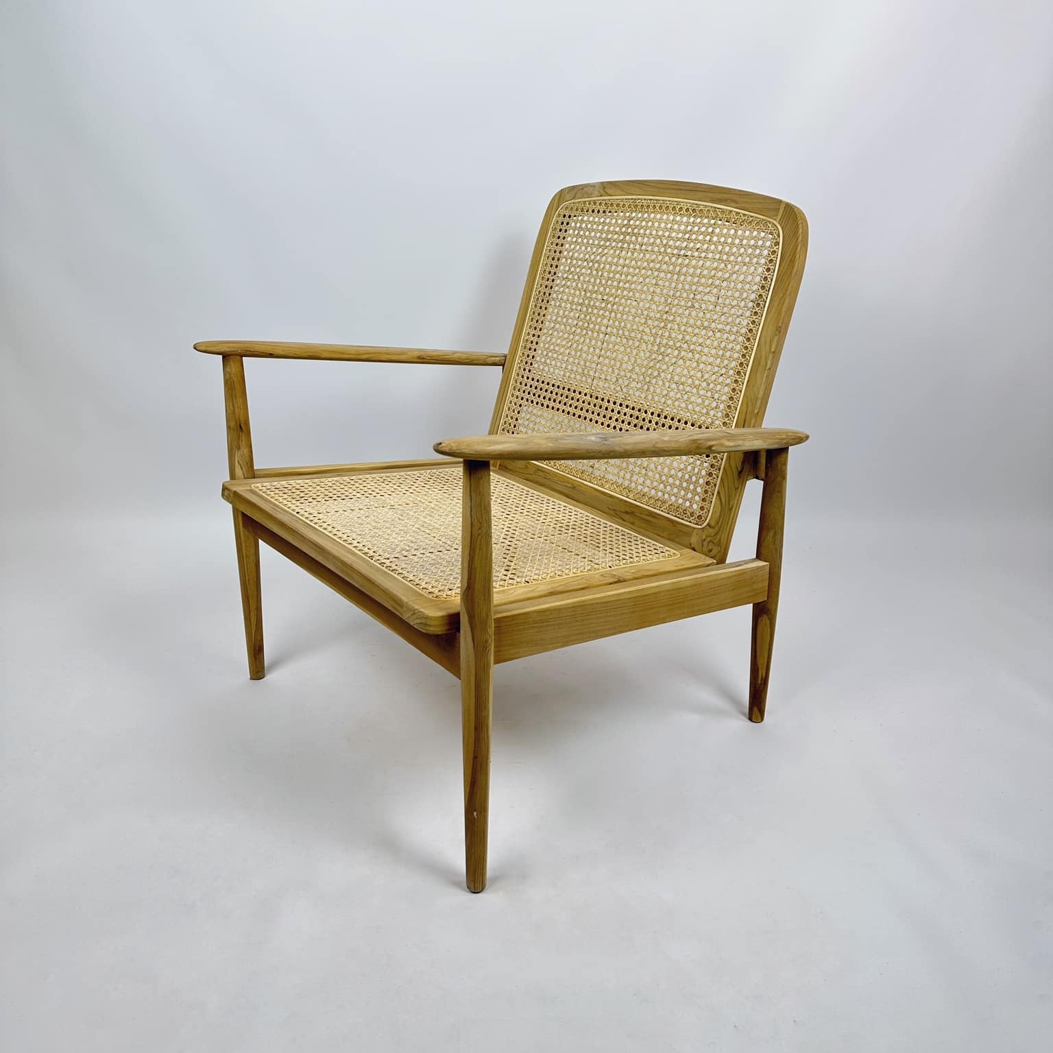 Крісло лаунж тікове дерево/ротангова сітка CH-154