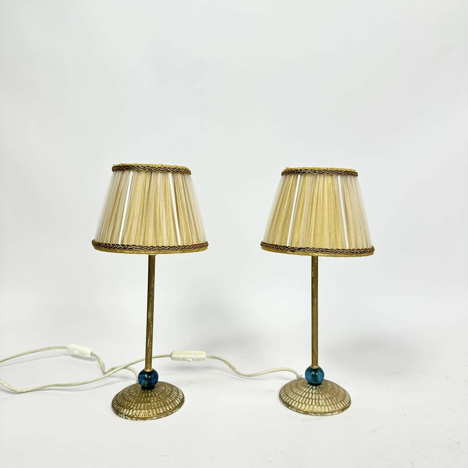 Лампа настільна база метал золото абажур з драпіровкою LT-269