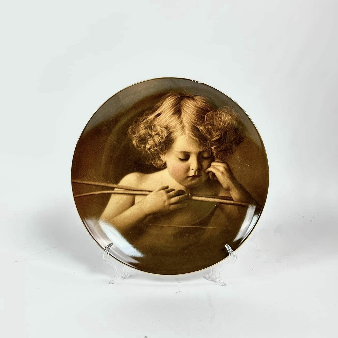 Тарілка декоративна настінна Портрет хлопчика сепія порцеляна