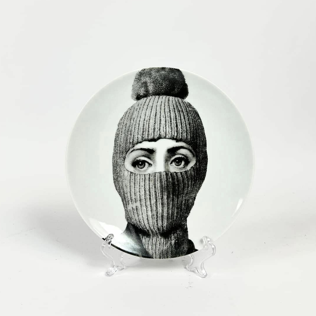 Тарілка декоративна pseudofornazetti 1