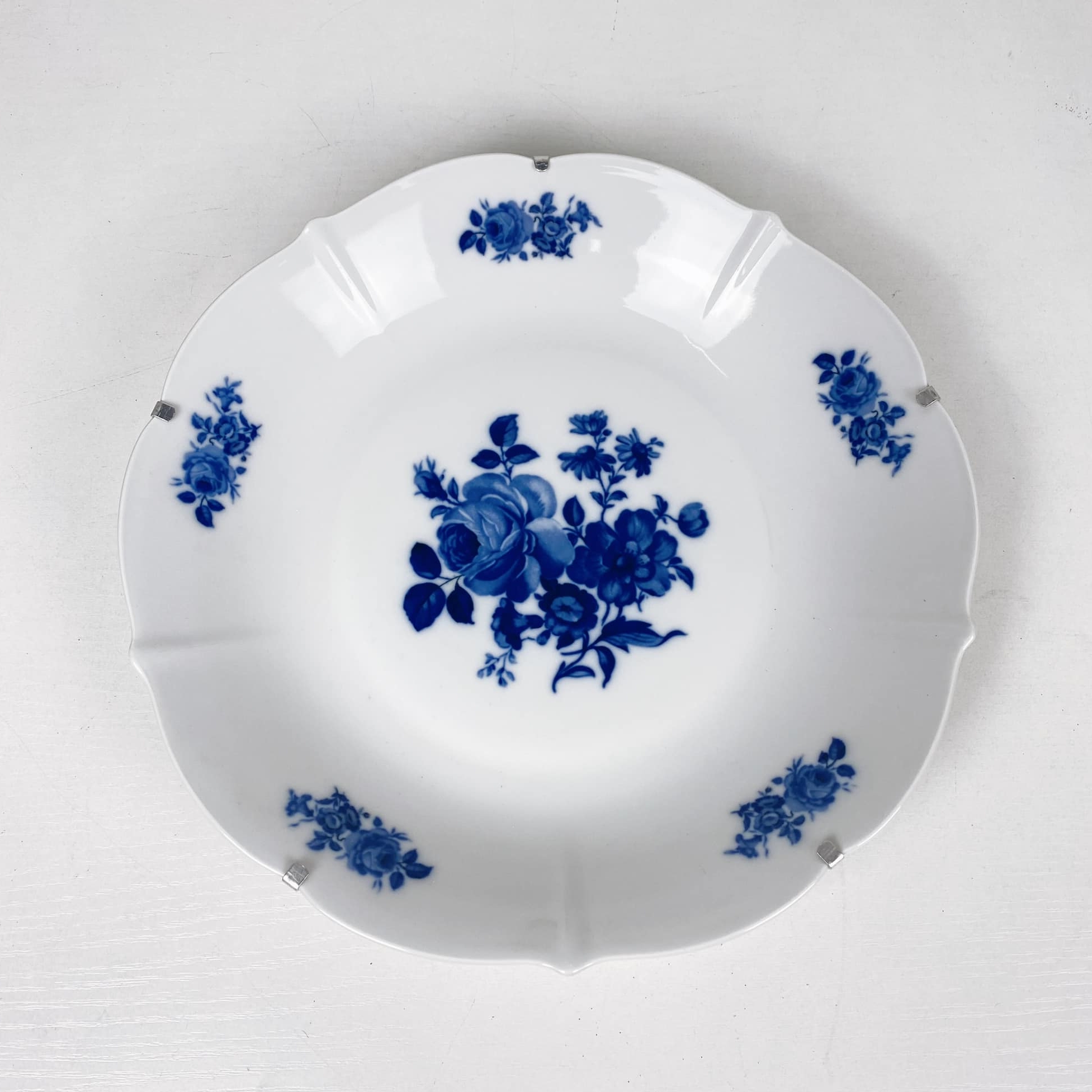 Тарілка декоративна настінна сині троянди порцеляна вінтаж