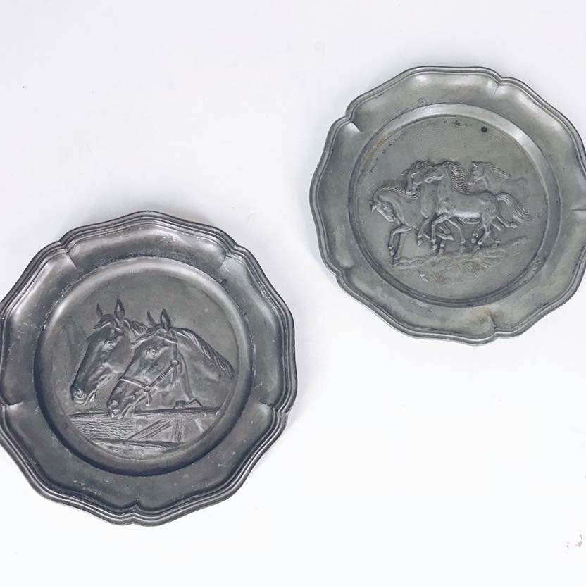 Тарілка декоративна рельєф Коні олово вінтаж SV-013