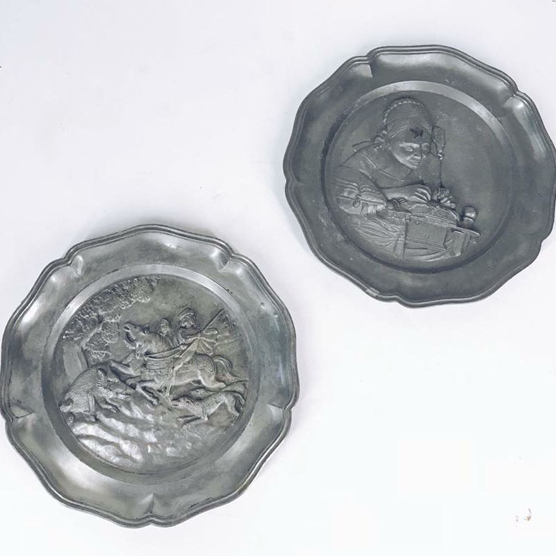 Тарілка декоративна рельєф Полювання/Вишивальниця олово/вінтаж SV-015