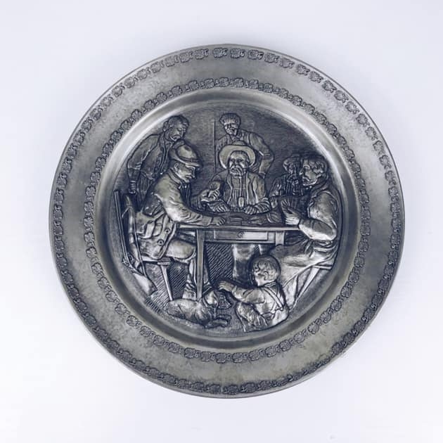 Тарілка декоративна настінна рельєф Гра в карти олово вінтаж SV-016