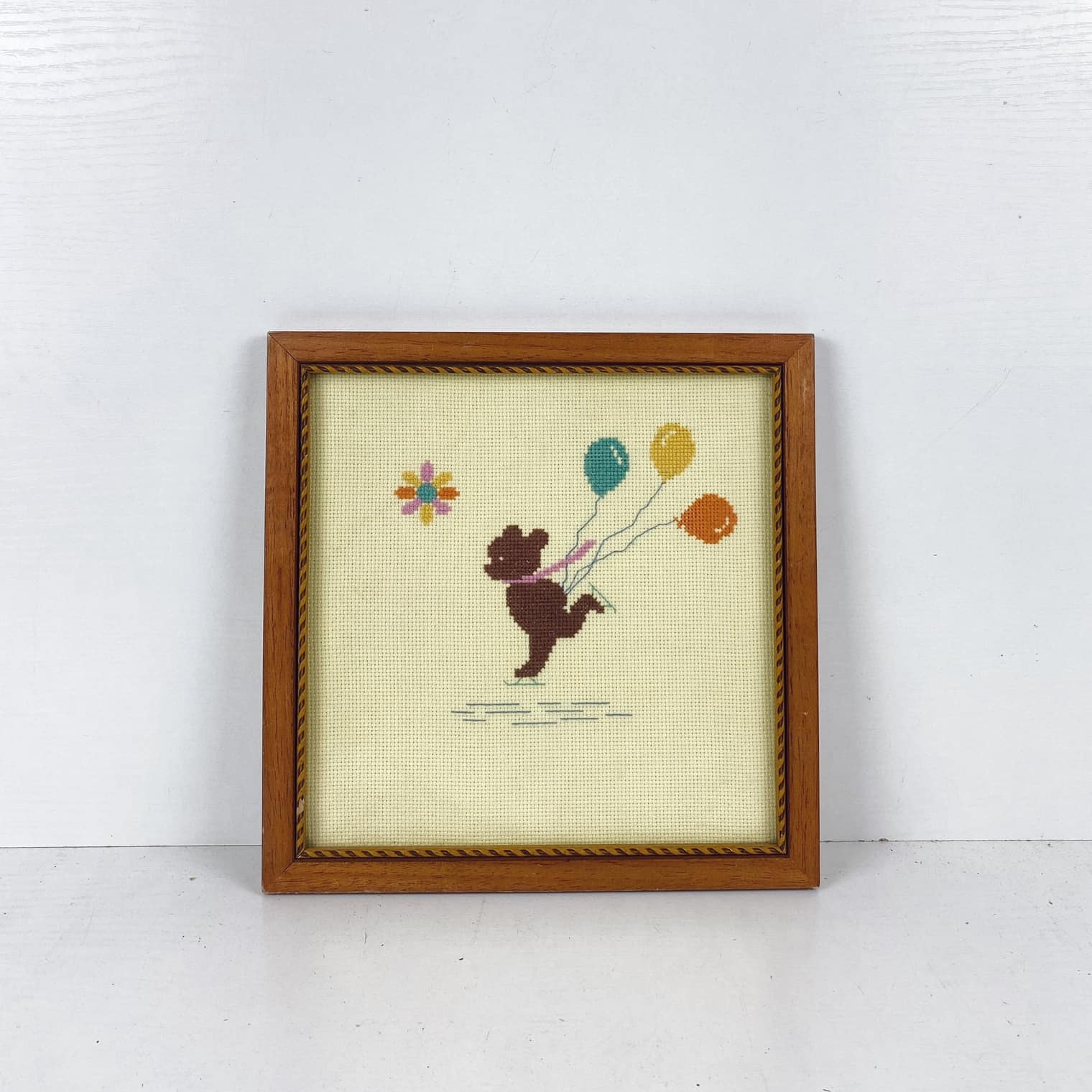 Вишивка Ведмедик з кульками в рамці AR-913