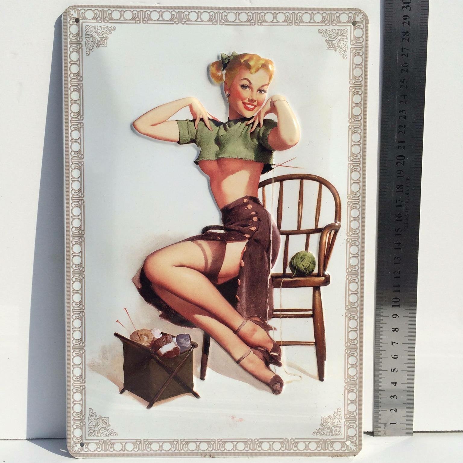 Металева рельєфна табличка Дівчина pin-up AR-006
