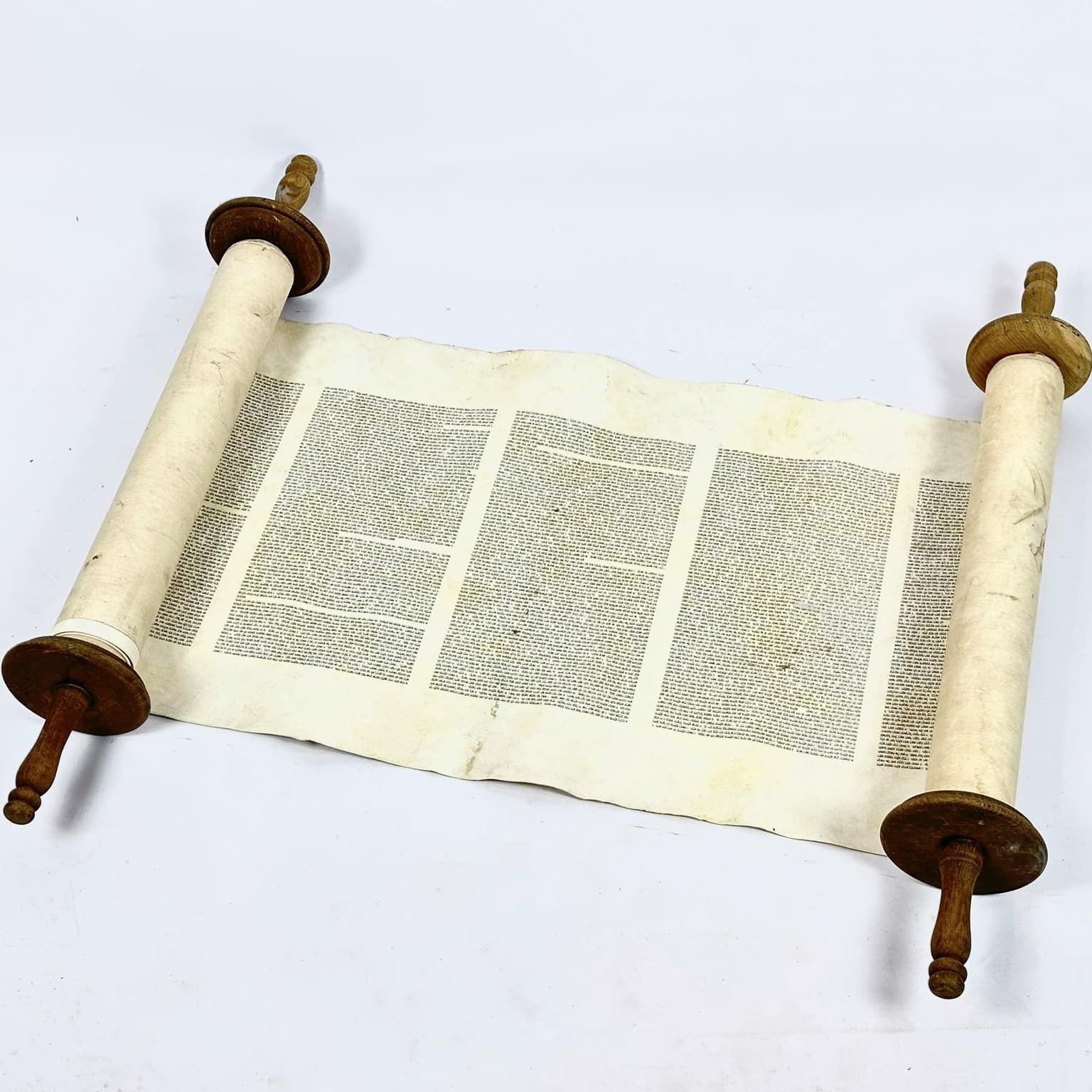 Тора в сувої бутафорія