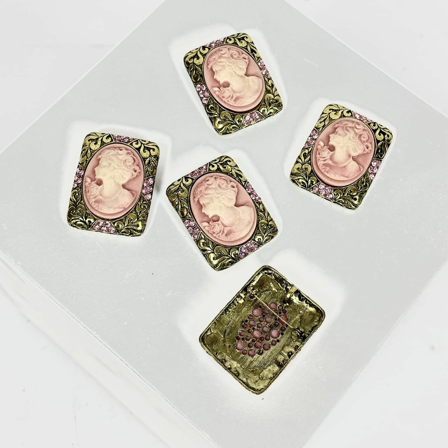 Брошка "камея" 3